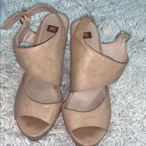 women’s tan wedges